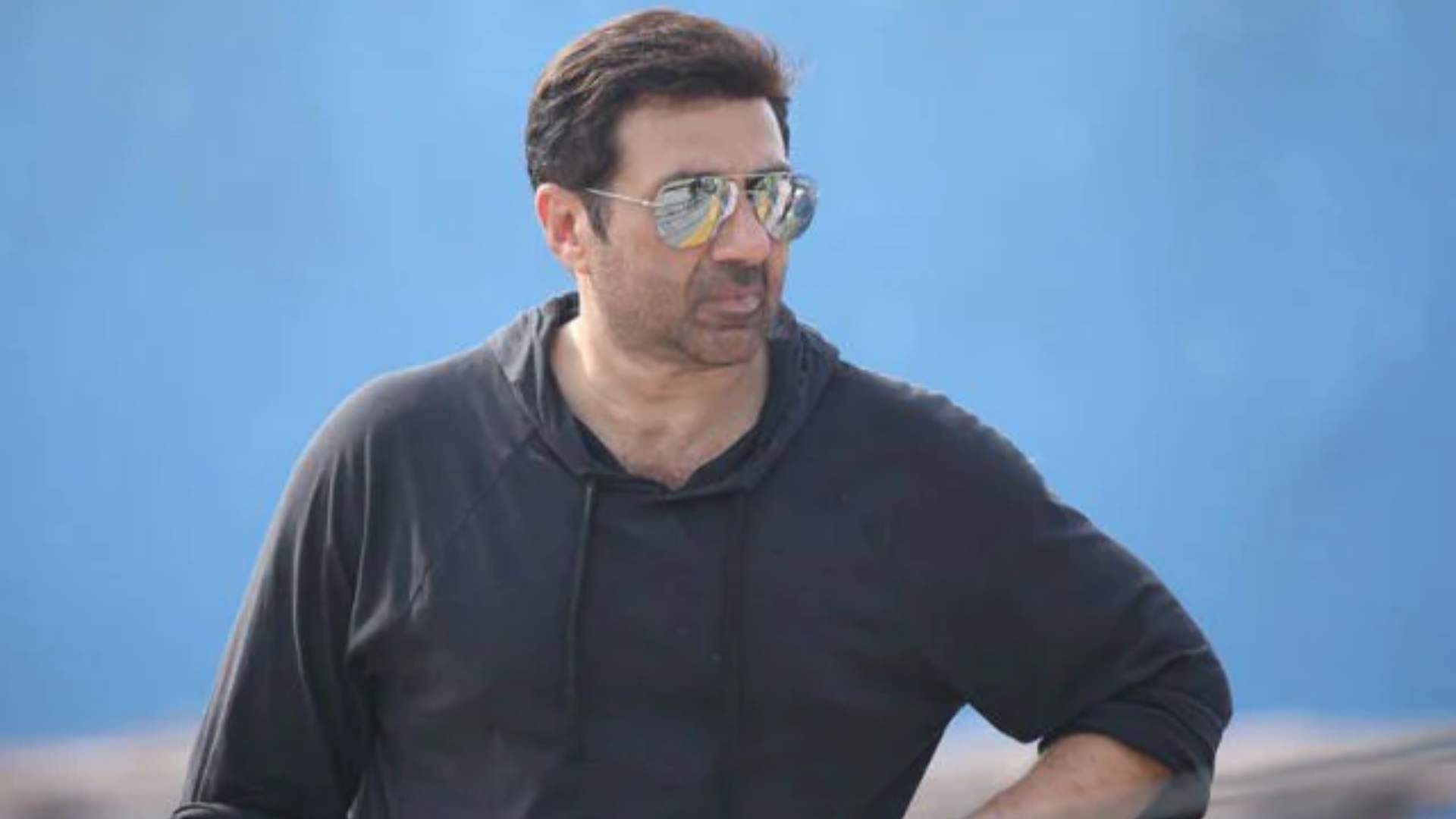Sunny Deol spotted wandering alone at night in Mumbai as rickshaw driver pulls up to help actor video viral