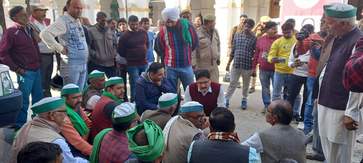 Bijnor: Dispute between DM and BKU Tikait District President, farmers sitting on strike