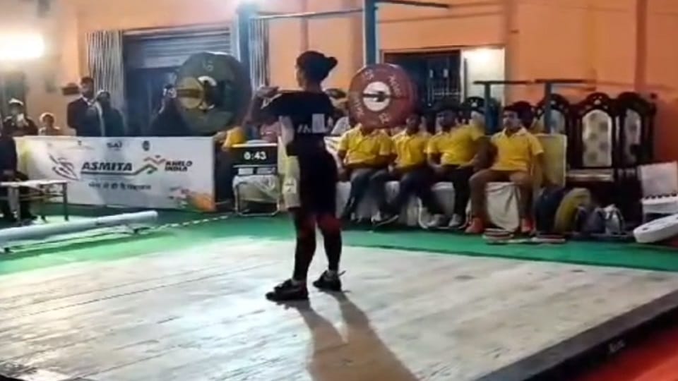 Weight lifter Dnyaneshwari Yadav again made her name famous in Rajnandgaon