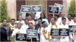 विपक्षी दलों के विधायकों ने राज्य सरकार के खिलाफ प्रदर्शन किया