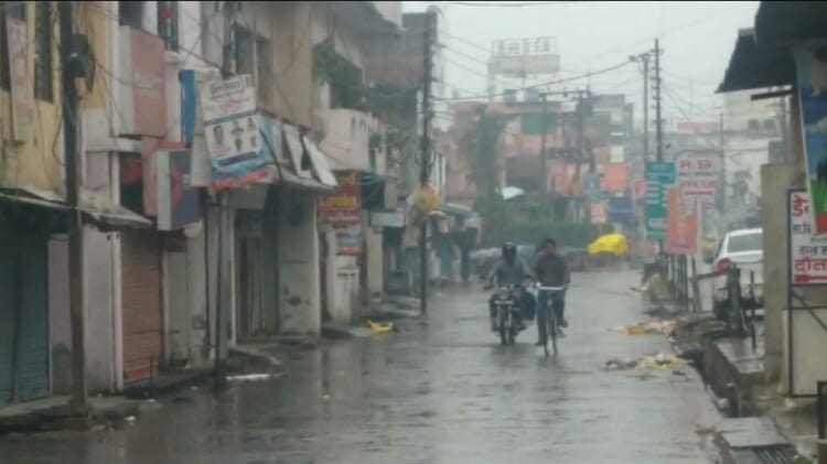 Gorakhpur Weather: गोरखपुर में रिमझिम बारिश से बदला मौसम, लोगों को सताने लगी ठंड