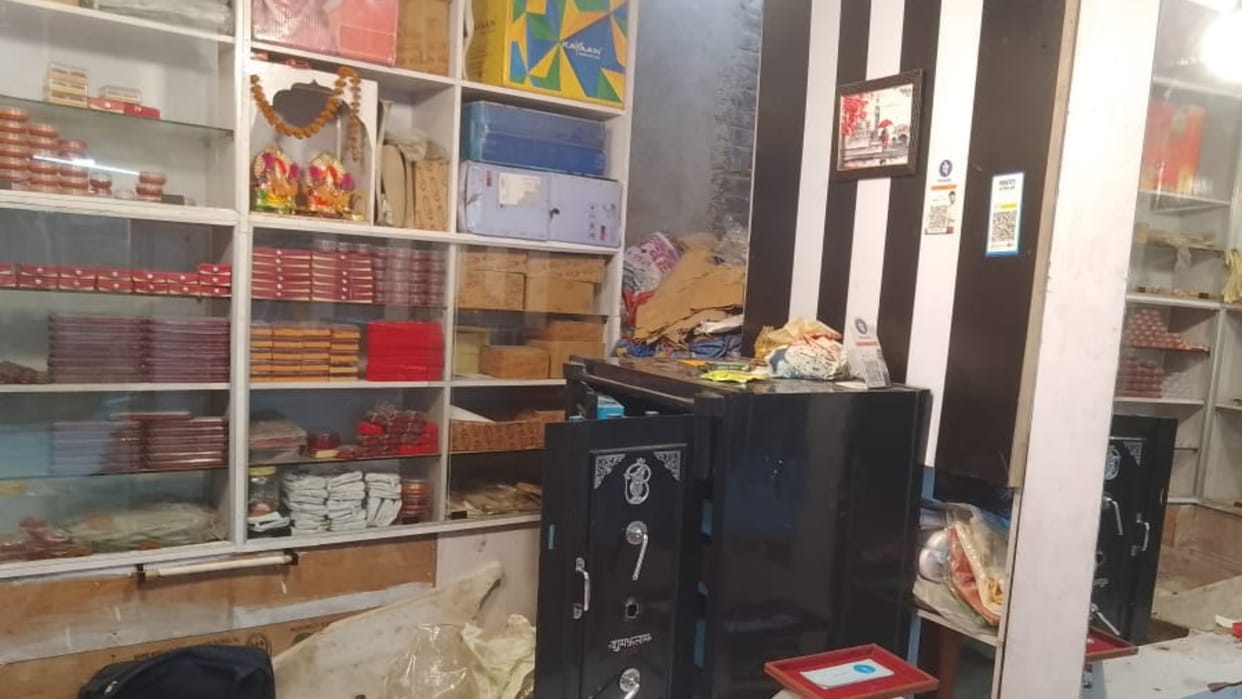 Bihar 35 thousand cash along with jewelery worth Rs 25 lakh stolen from Saas Bahu shop in Gopalganj