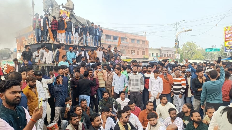 Protest in Mainpuri against the murder of Gogamedi blocked Karhal Square
