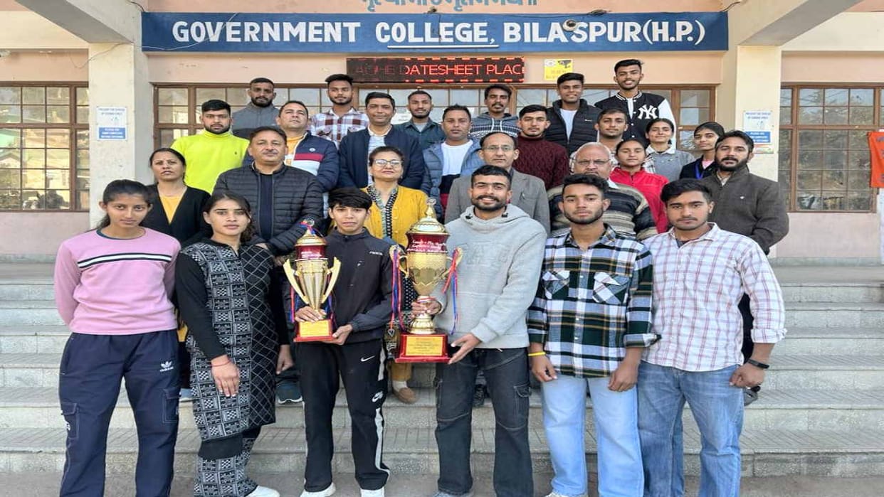 Bilaspur College's men's team winner in the handball competition.