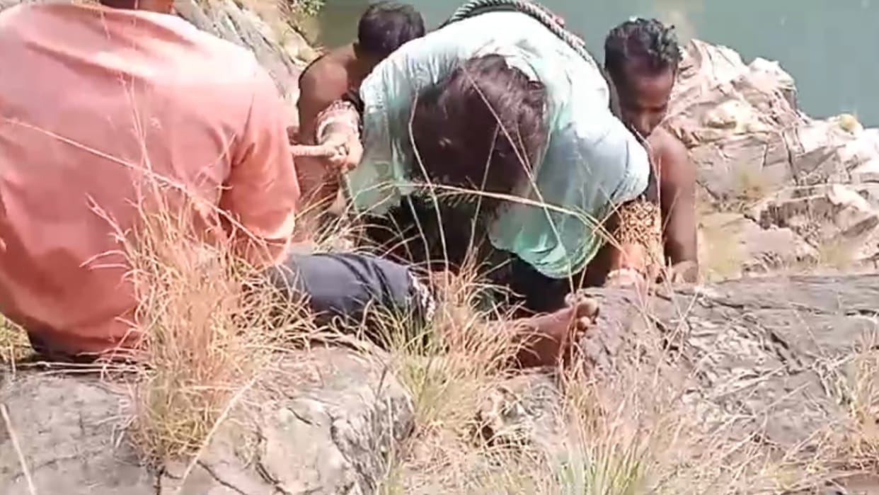 When the bank sent a notice, the woman jumped from the cliff, after being swept 600 meters, divers saved her.