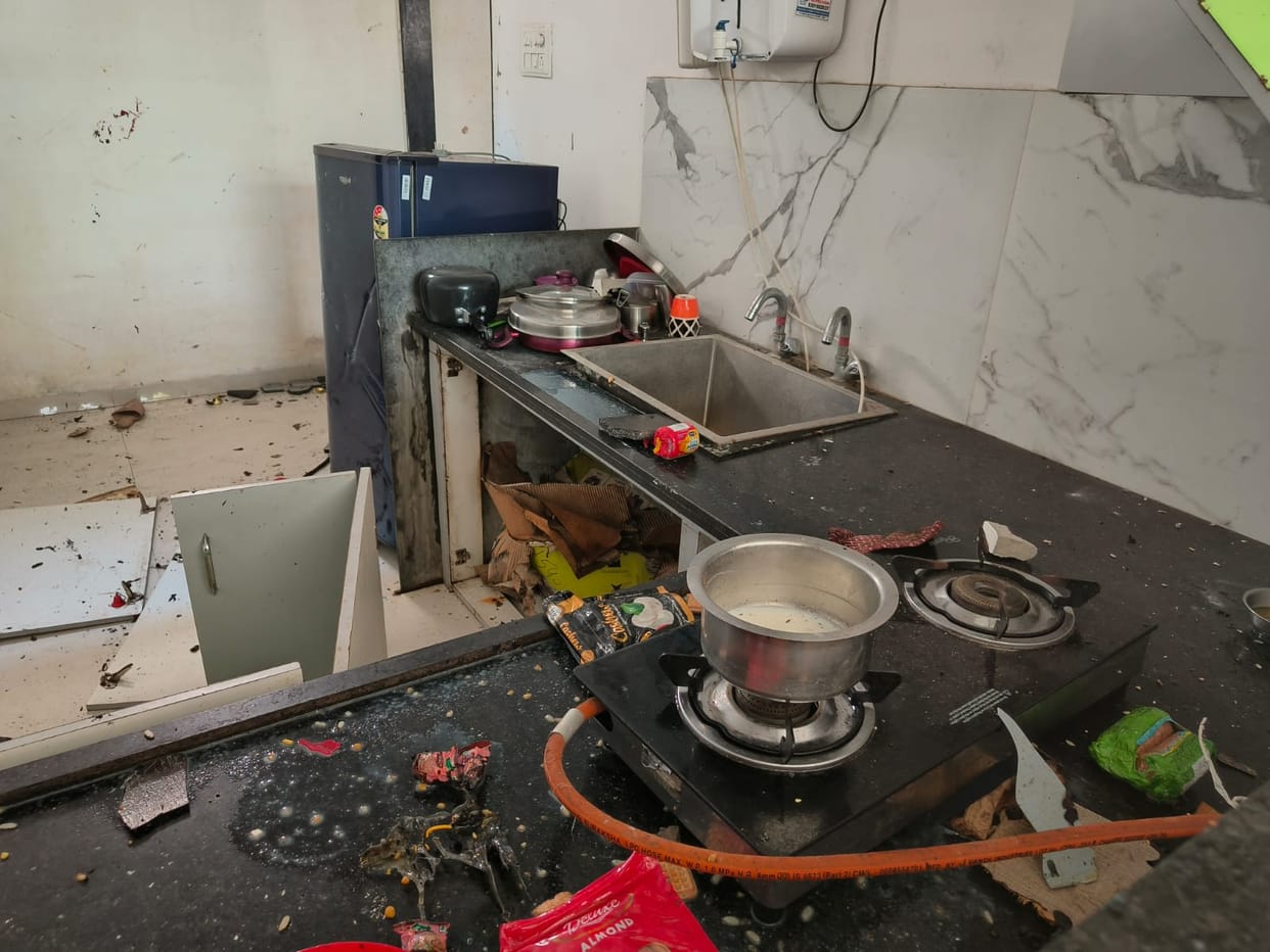 Indore News: A girl went to the kitchen to heat milk on gas in the morning, the door was blown off by the expl