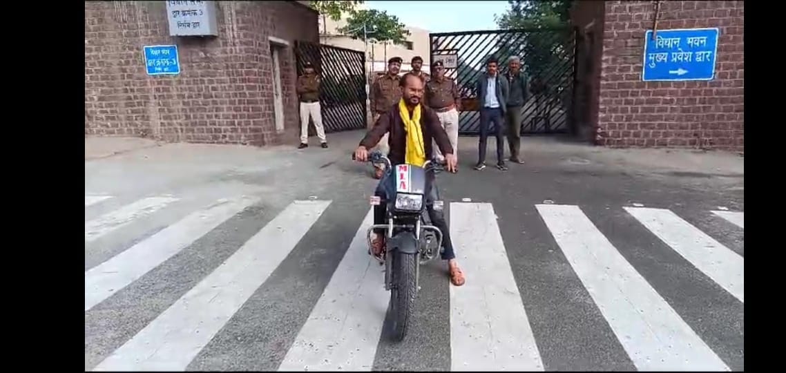 MP Vidhansabha: This MLA reached the assembly by covering a distance of 350 km by bike, even rain and cold cou
