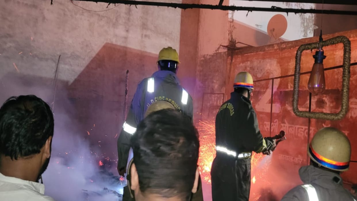 UP : Fire broke out in a big shop in Bijnor and loss of lakhs of rupees