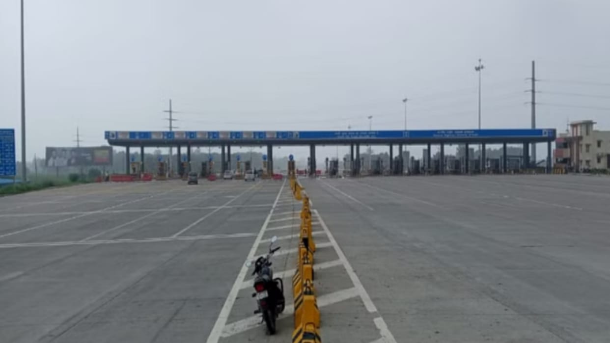 Meerut: many youths beat up employees at Kashi toll plaza and broke barrier and ran away