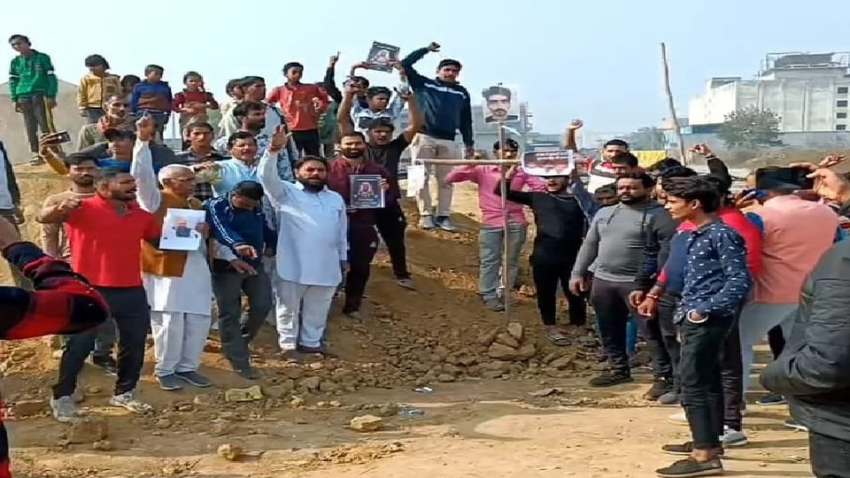 Sukhdev Singh Gogamedi murder case, Karni Sena workers protest in Sonipat, burn effigy of murderers