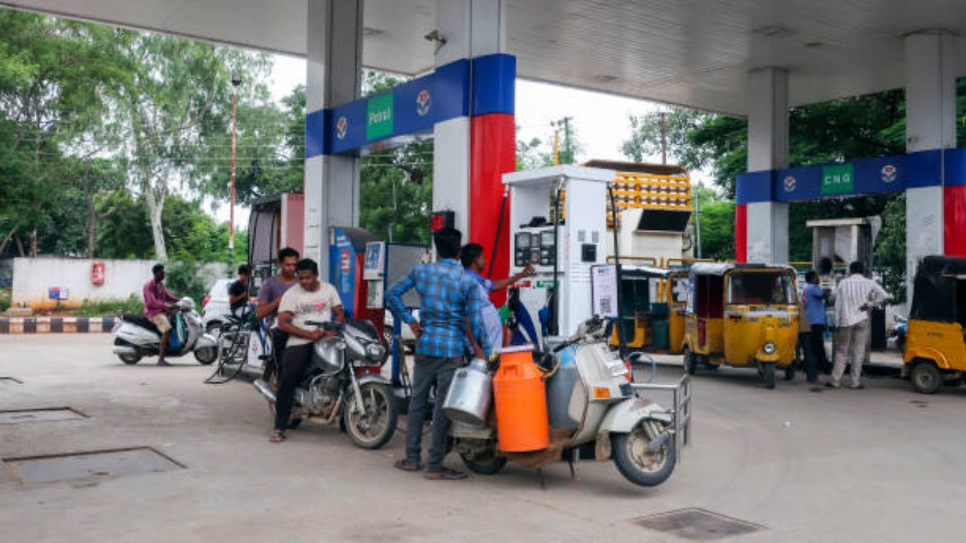 Petrol and Diesel sales in India decrease in December Know Details