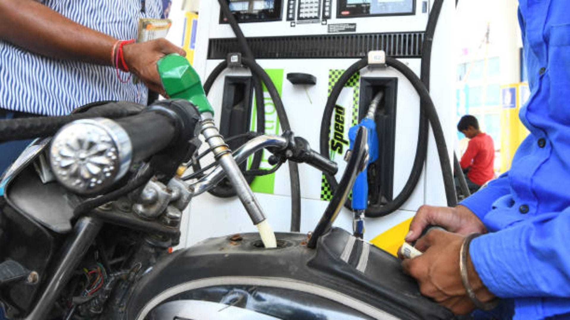 Petrol Pump Fraud: not only zero keep eye also on density meter to fuel pipe nozzle while filling petrol