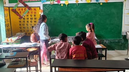 बच्चों को पढ़ाती गांव की युवती