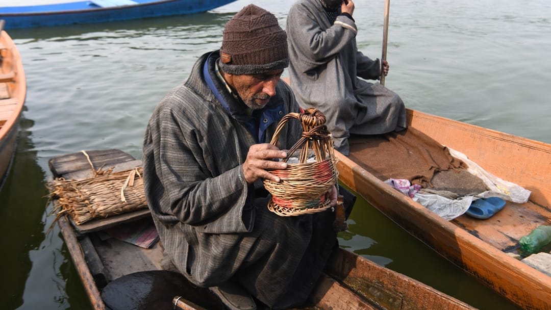 Jammu Kashmir Weather: Severe cold before Chille Kalan water of Dal Lake starts freezing