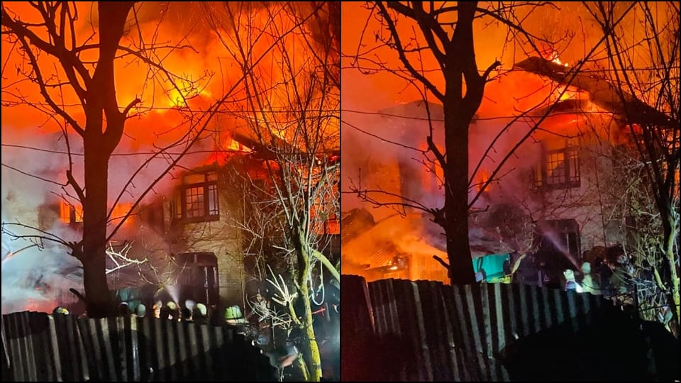 jammu kashmir: 6 shops and 2 rooms gutted in fire incident in Zampakadal in Srinagar