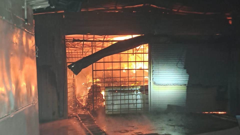 Dehradun News massive fire broke out in two dhabas and one liquor Shop