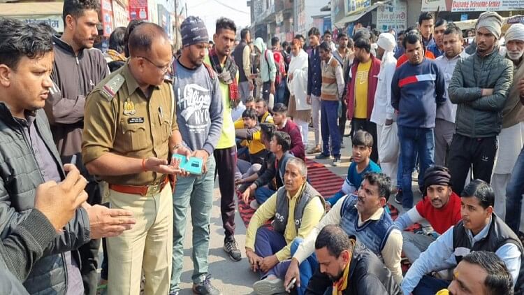 Baghpat: Hindu organization workers have created ruckus and protest on highway against police