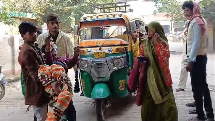 Son Take His Sick Mother On His lap Run In Etah Medical College