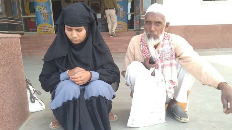 Mp News:भाजपा को वोट देने पर मुस्लिम महिला के साथ देवर ने की मारपीट, इंसाफ  के लिए कलेक्ट्रेट पहुंची पीड़िता - Mp Election Result: Muslim Woman  Assaulted For Voting For Bjp ...