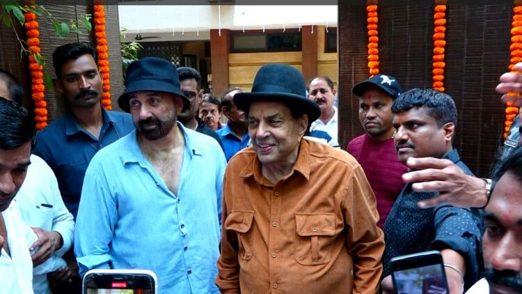 Dharmendra meet fans at his residence with sunny deol on his 88th birthday video goes viral on internet