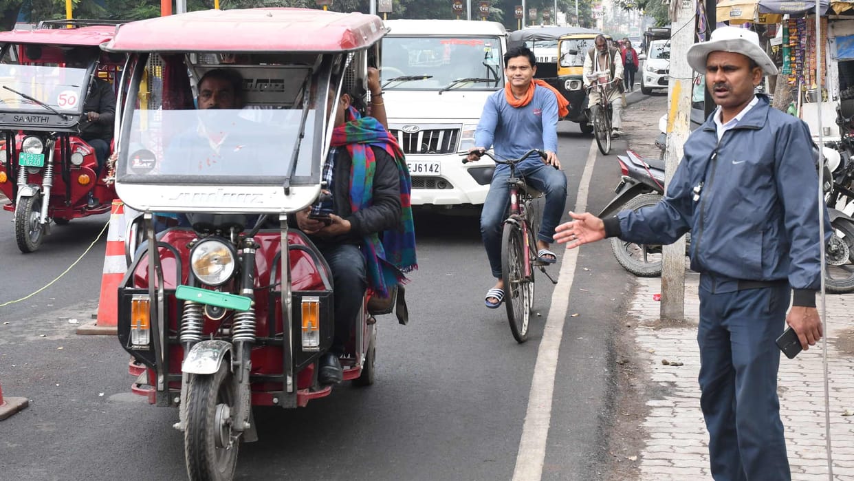 When police came on the road, vehicles galloped on the left lane