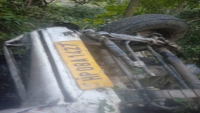 Vikasnagar Road Accident: 500 मीटर गहरी खाई में गिरा वाहन, दो लोगों की मौत, ऐसे बची चालक की जान Two people died after vehicle fall into a 500 meter deep ditch in vikasnagar