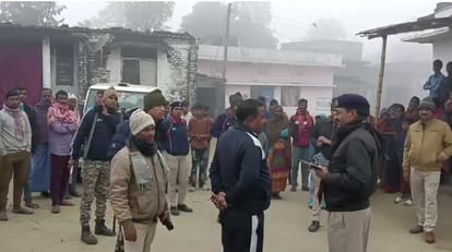 Bihar News: फंदे से झूलती मिली प्रेमी जोड़े की लाश, शादीशुदा गर्लफ्रेंड से मिलने उसके घर गया था बॉयफ्रेंड Bihar News: Dead body of lover couple found in West Champaran, love affair, suicide, murder; Bagaha News,