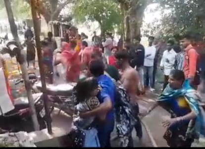 Bihar News : दो बाइकें भिड़ीं तो दोनों पक्ष ने गुंडे बुलाकर की मारपीट; महिला का कपड़ा फटा, फिर भी कोई रुका नहीं Bihar Police kept watching fight between the goons called by two bike riders, women clothes removed in battle