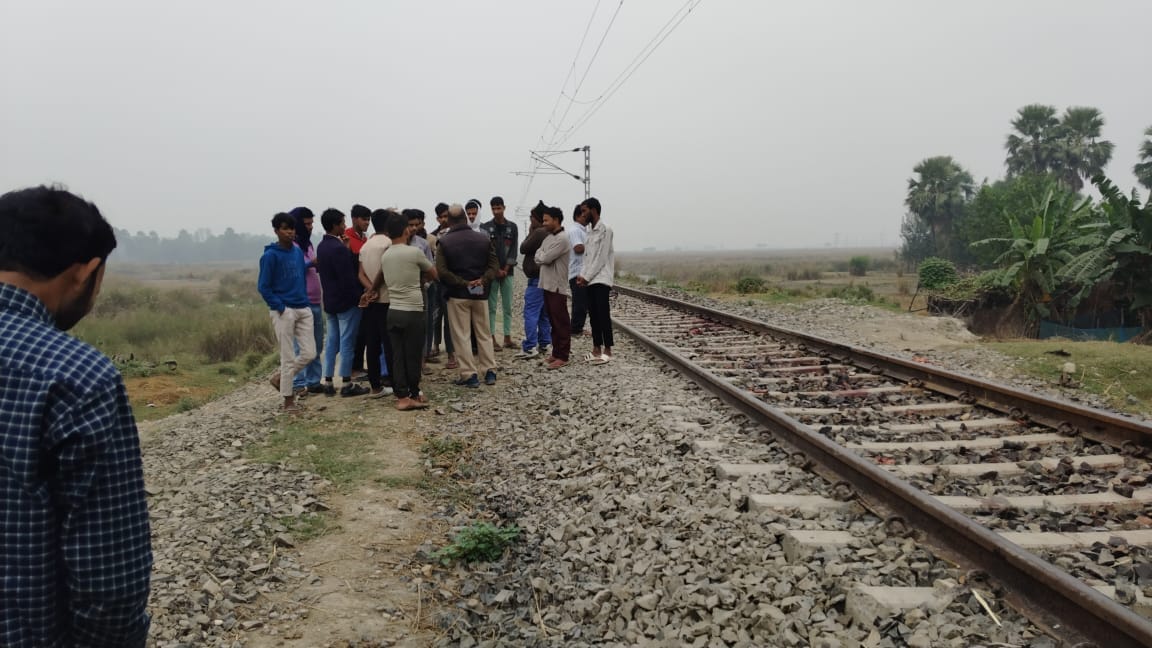 Bihar Police shocked to see first mass suicide in bihar, whole family jumped in front of a train in gopalganj
