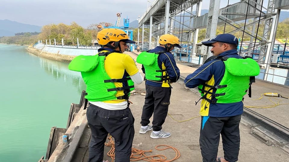 SDRF recovered dead body from Pashulok Barrage rishikesh