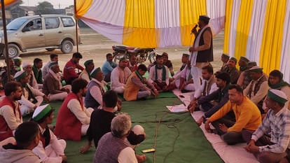 Sambhal: गन्ने का भुगतान नहीं, बहजोई में धरने पर बैठे किसान, चौकी प्रभारी पर शोषण का आरोप Farmers sitting on strike demanding five-point demands including payment of outstanding sugarcane