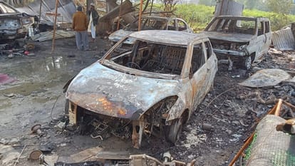 Bihar News: शॉर्ट सर्किट से धमाके के साथ गैराज में लगी आग; आधा दर्जन से अधिक वाहन जले, आसपास के लोगों में दहशत Fire Broke out in garage with explosion due to short circuit in Gaya; More than half a dozen vehicles burnt