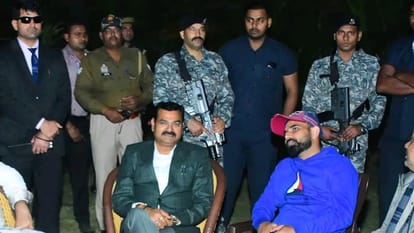 Amroha: क्रिकेटर मोहम्मद शमी से गन्ना विकास राज्यमंत्री ने की मुलाकात, गांव का विकास करवाने की घोषणा Amroha: Minister State Sugarcane Development met cricketer Mohammed Shami, announced develop village
