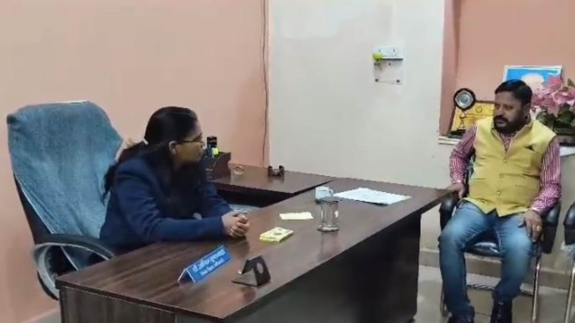 डीईओ की कुर्सी पर बैठी महिला