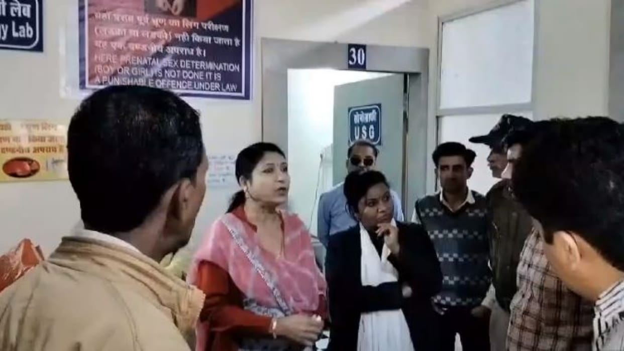 Rajgarh Dispute between family of pregnant woman and the female doctor in Biaora Civil Hospital