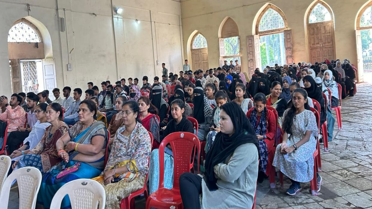 Burhanpur News Police poses as professor and gives these tips to college students to avoid cyber crimes