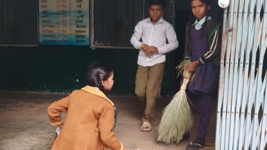 Chhindwara in Linga Locks found hanging on Anganwadi center only children sweep