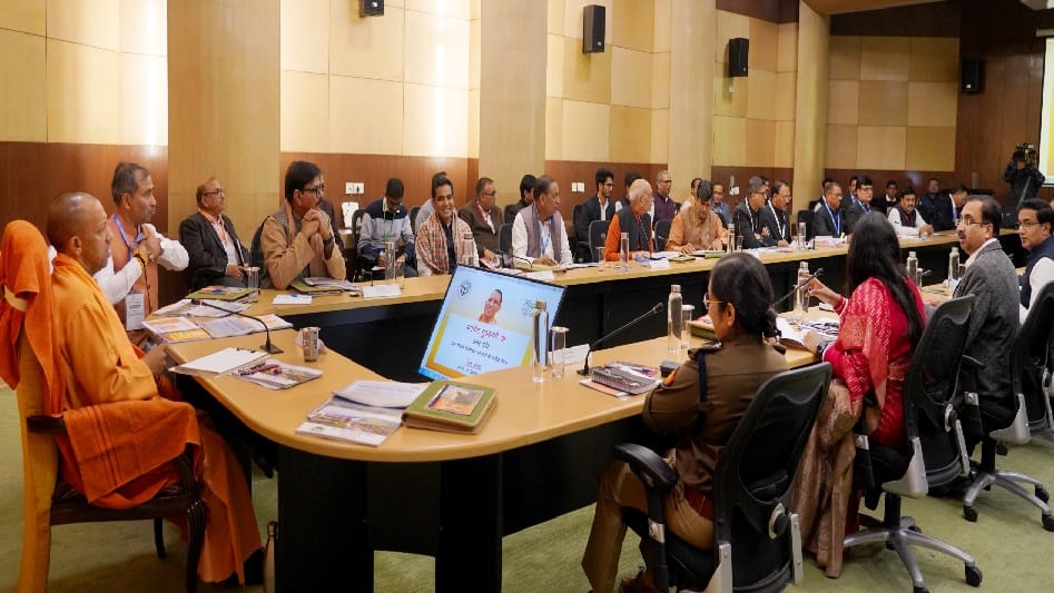 CM Yogi Adityanath held review meeting with officers in Noida