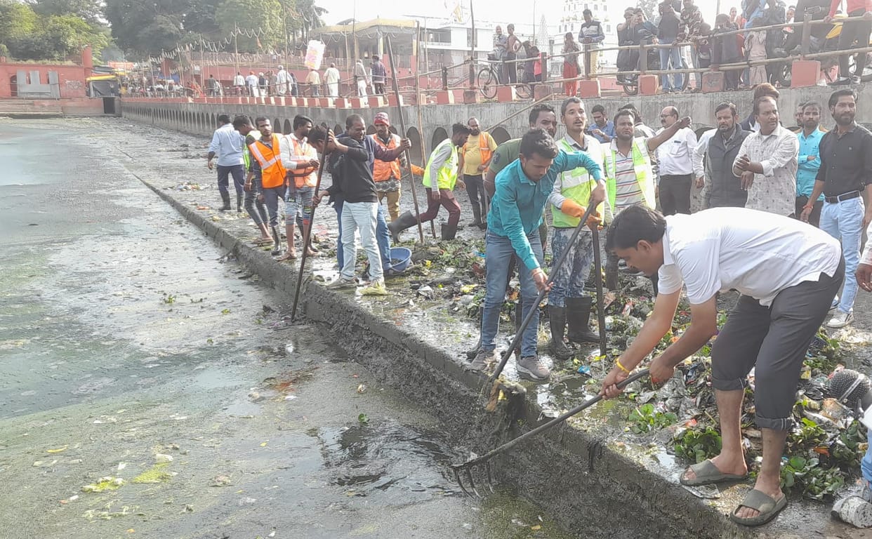 Mandsaur: New MLA started Shivna Shuddhikaran Sankalp, did Shramdaan with wife and Congress workers