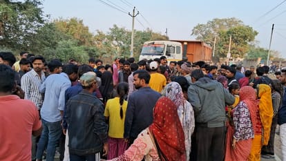 Speeding trolley hits e-rickshaw in Jewar three dead