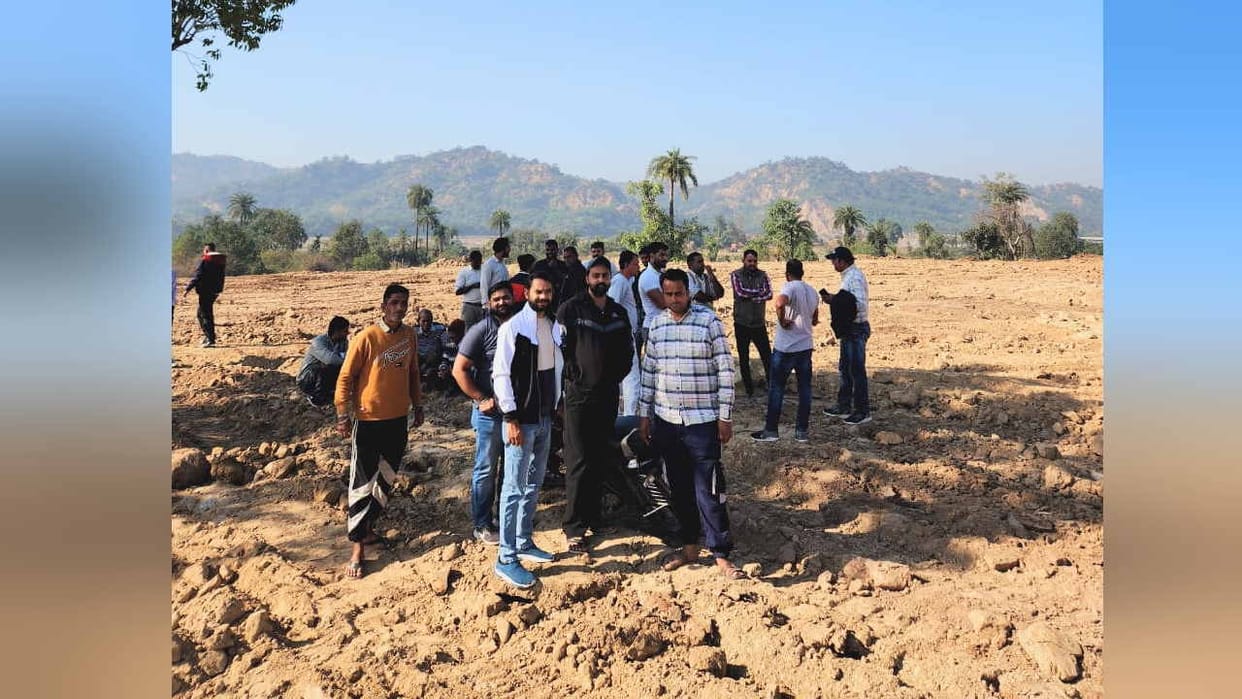 Farmers stopped railway line work in Baddi after not getting compensation, raised slogans