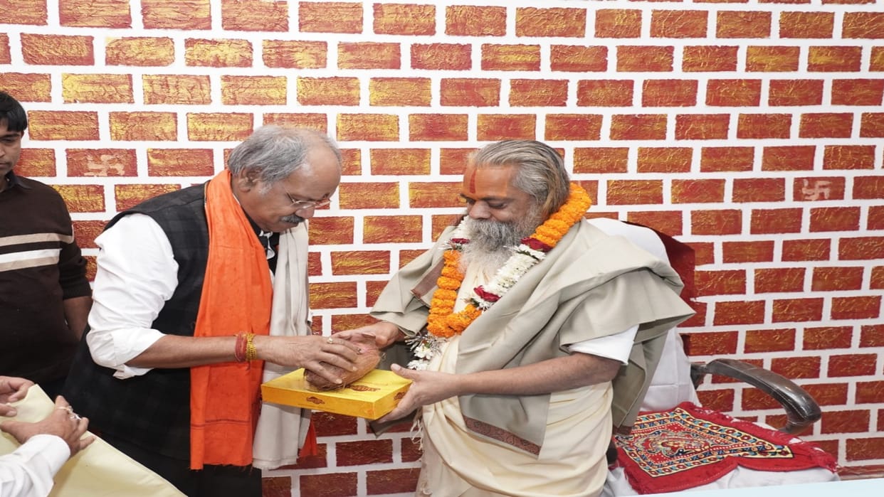 CG: After victory, Brijmohan Aggarwal met his rival Mahant Ramsundar Das