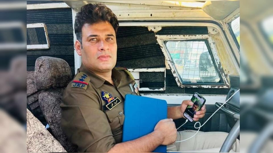 Srinagar: Family devastated by Inspector inspector Masroor death wife said My child became orphan before birth