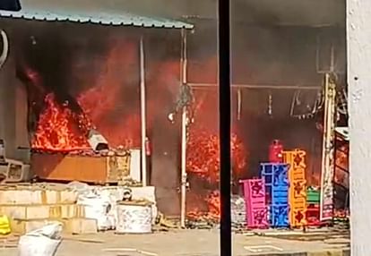 Indore: Blast in the cylinders kept in the shop in Shipra, roof blown off, two people injured