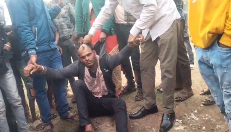 विदिशा में नाबालिग से छेड़छाड़ करने वाले आरोपी को लोगों ने पकड़कर आधा गंजा कर दिया।