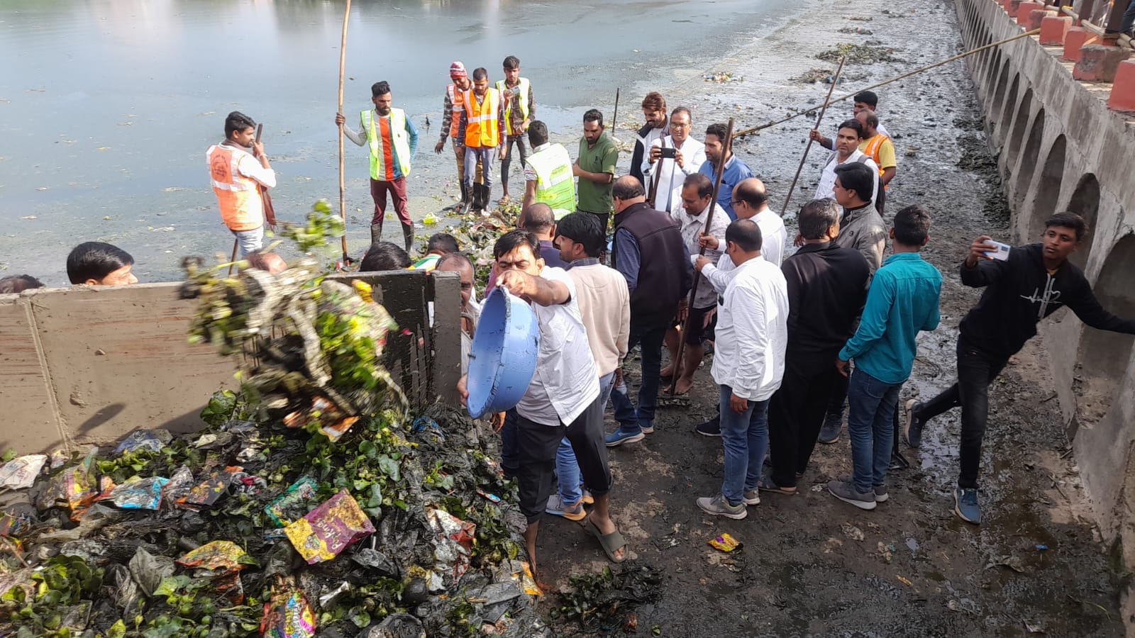 Mandsaur: New MLA started Shivna Shuddhikaran Sankalp, did Shramdaan with wife and Congress workers