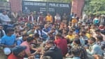 साइमा मंसूर पब्लिक स्कूल के गेट पर बैठे विहिप और बजरंग दल कार्यकर्ता