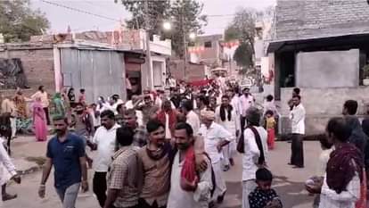 50 गांव के लोगों ने निकाली बारात