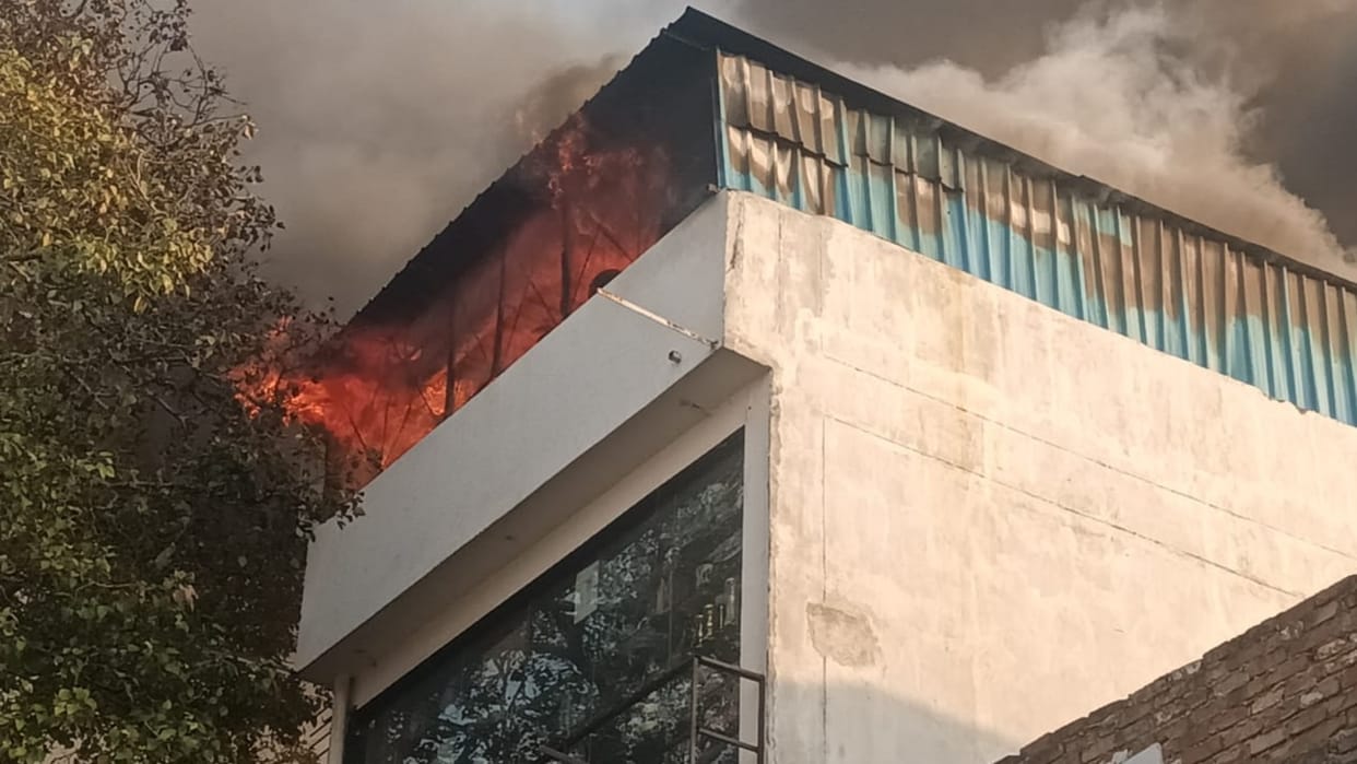 Fire broke out in Aminabad Bazar in Lucknow.