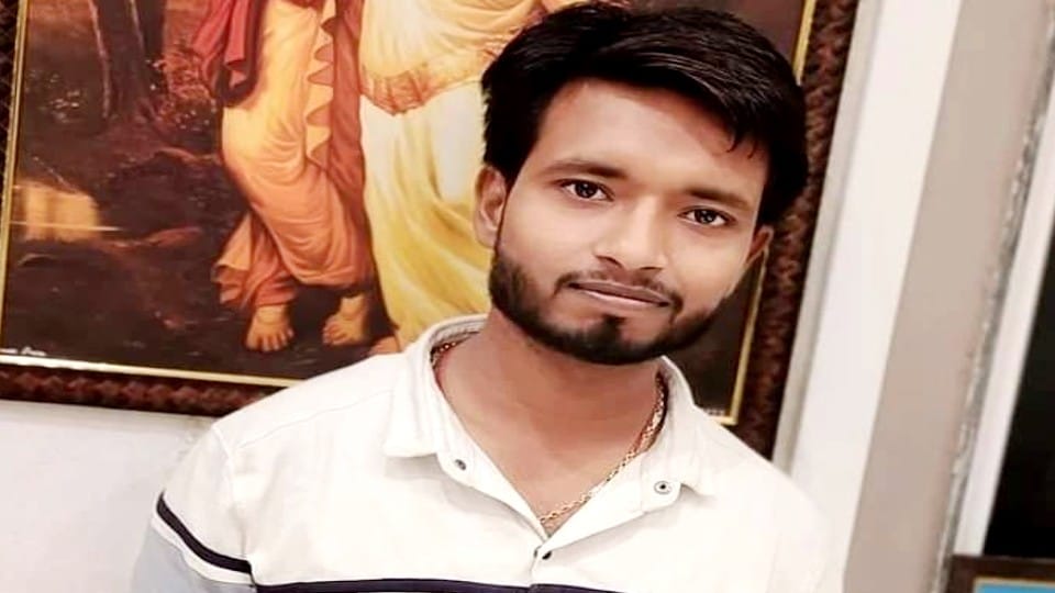 Young man dies due to collision between two cars in Hardoi